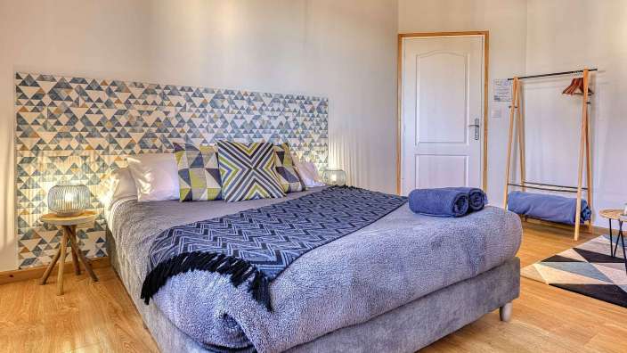 Ein Schlafzimmer mit einem Bett und einem Kleiderständer