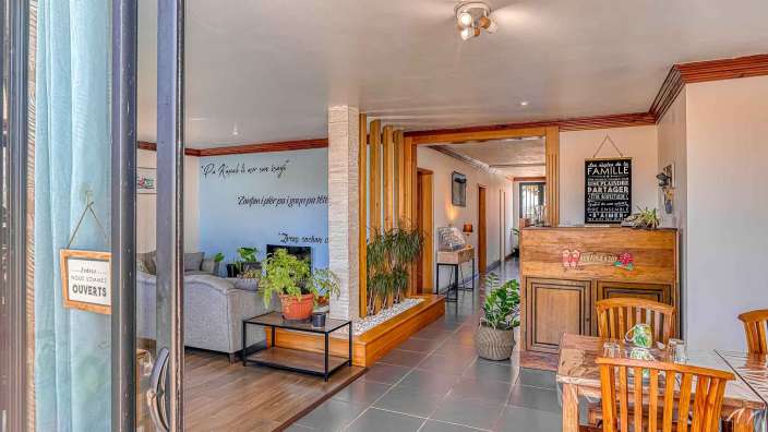 Ein Haus mit einem Schild an der Tür, das sagt " ouverts "