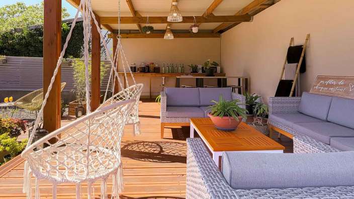 Ein Wohnzimmer mit einer Hängematte und einem Couchtisch