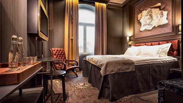 Ein Hotelzimmer mit einem Bett und einem Stuhl