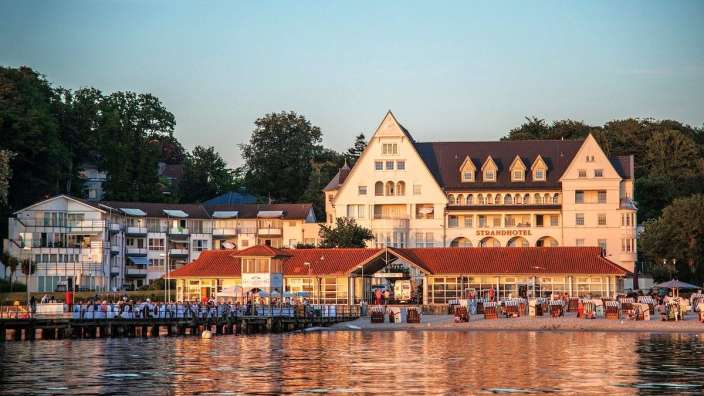 Ein großes Gebäude mit der Aufschrift strandhotel darauf