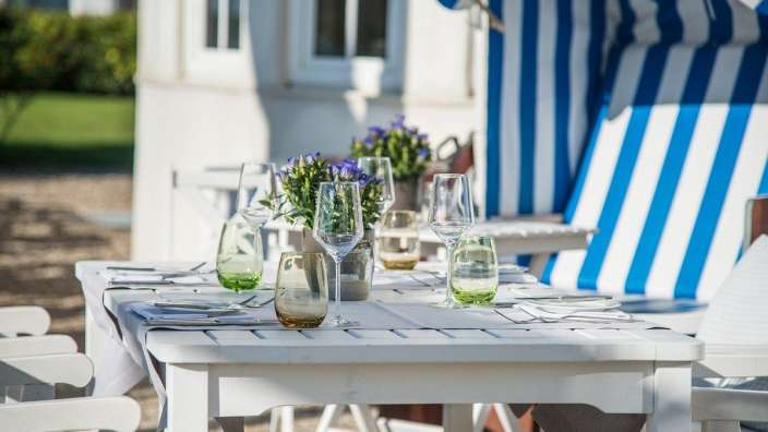 Ein weißer tisch mit weingläsern und grünen gläsern