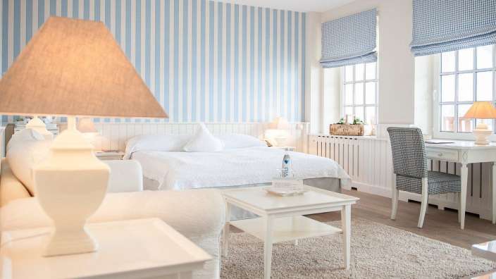 Ein Schlafzimmer mit einem Bett und einem Schreibtisch