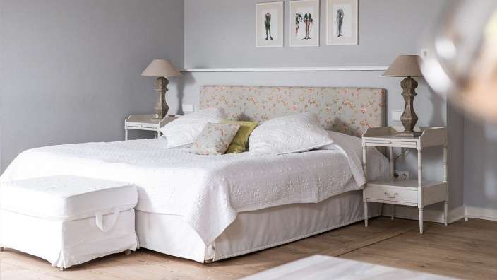 Ein Schlafzimmer mit einem Bett und zwei Nachttischen