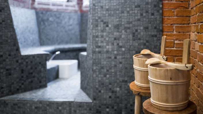 Zwei Holzeimer stehen nebeneinander in einem Badezimmer