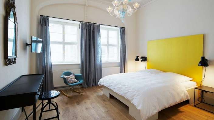 Ein Schlafzimmer mit einem Bett und einem Schaukelstuhl