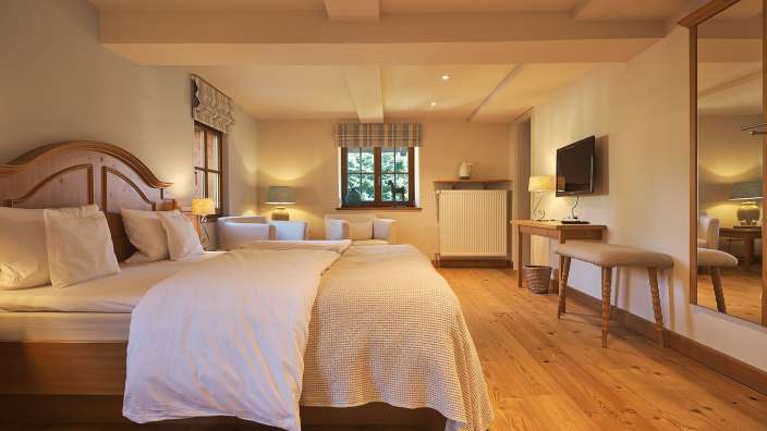 Ein Schlafzimmer mit einem Bett und einem Fernseher