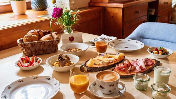 Ein Tisch mit verschiedenen Speisen und Getränken darauf