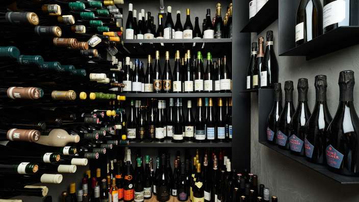 Ein Weinkeller mit vielen verschiedenen Weinflaschen
