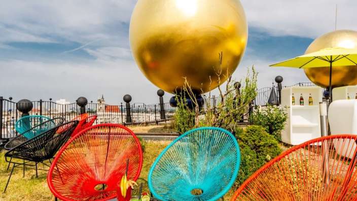 Eine Gruppe von bunten Stühlen steht neben einem Tisch