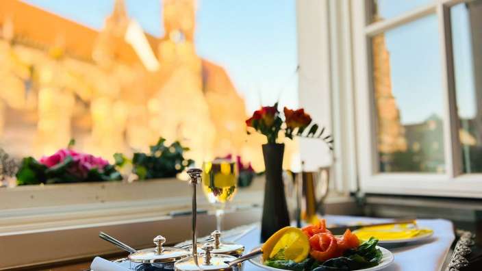 Ein Tablett mit Speisen und Getränken steht vor einem Fenster