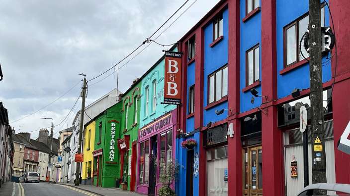 Eine Reihe von bunten Gebäuden mit einem Restaurant darauf