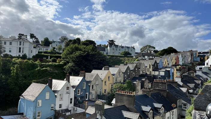 Eine Reihe von bunten Häusern auf einem Hügel