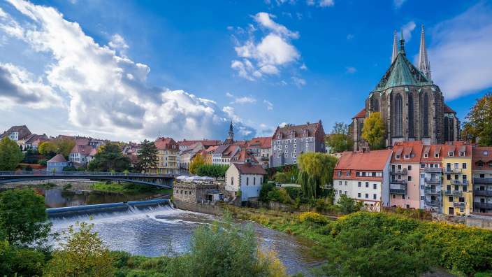 Ein Fluss fließt durch eine Stadt mit vielen Gebäuden