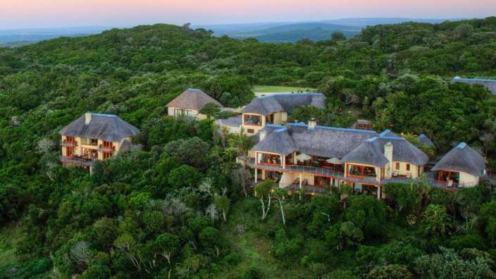 Eine Luftaufnahme eines großen Hauses im Dschungel