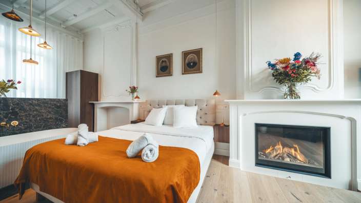 Ein Schlafzimmer mit einem Bett und einem Kamin
