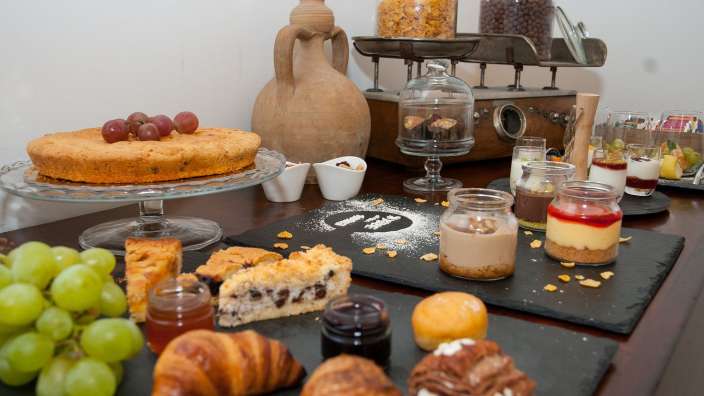 Eine Auswahl an Desserts steht auf einem Tisch