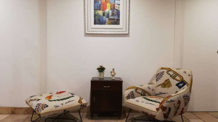 Ein Stuhl mit der Aufschrift " the g. jackson " darauf