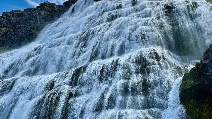 Ein Wasserfall stürzt von einer Klippe ins Wasser