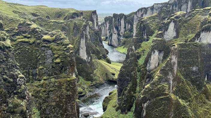 Ein Fluss fließt durch eine Schlucht zwischen zwei Felsen