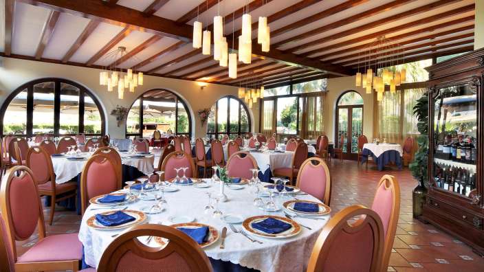 Ein Restaurant mit vielen Tischen und Stühlen