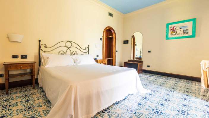 Ein Schlafzimmer mit einem Bett und einem Nachttisch