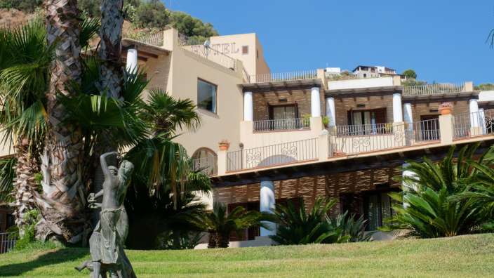 Eine Statue steht vor einem großen Hotel