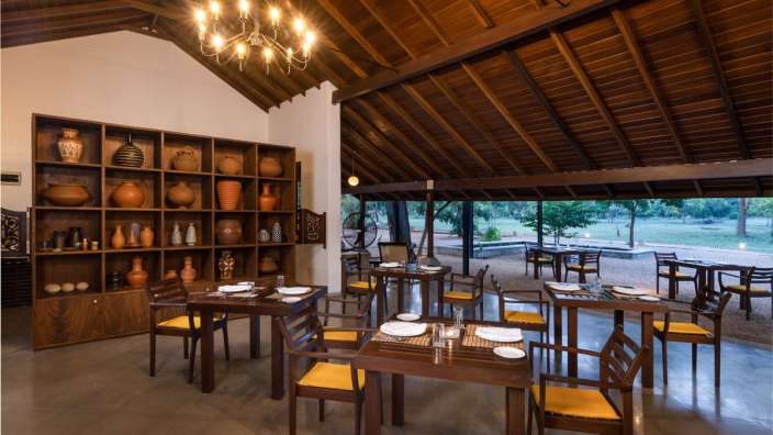 Ein Esszimmer mit Tischen und Stühlen und einem Kronleuchter