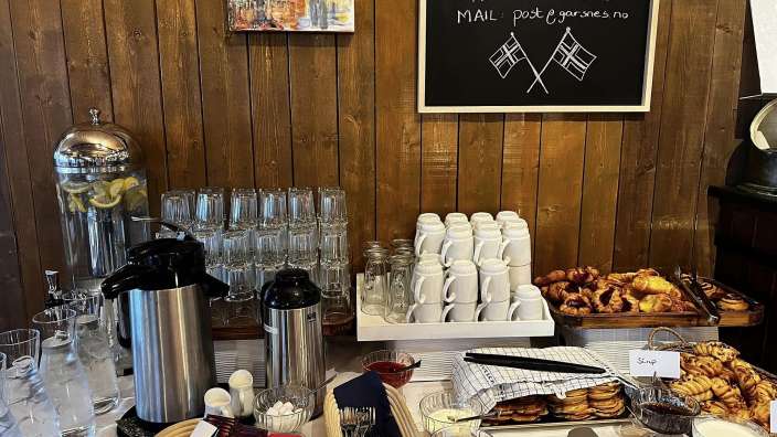 Ein Buffet mit einer Tafel mit der Aufschrift reservierbord