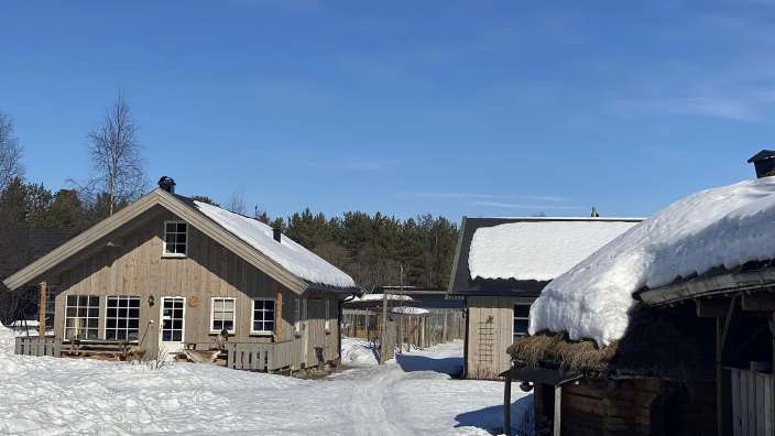 Ein schneebedecktes Haus neben einem anderen Haus
