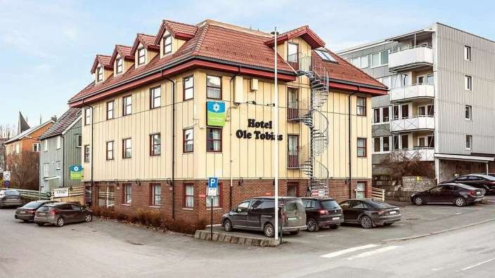 Ein großes Gebäude mit der Aufschrift Hotel ole tobias