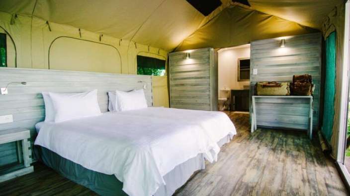 Ein Schlafzimmer in einem Zelt mit zwei Betten
