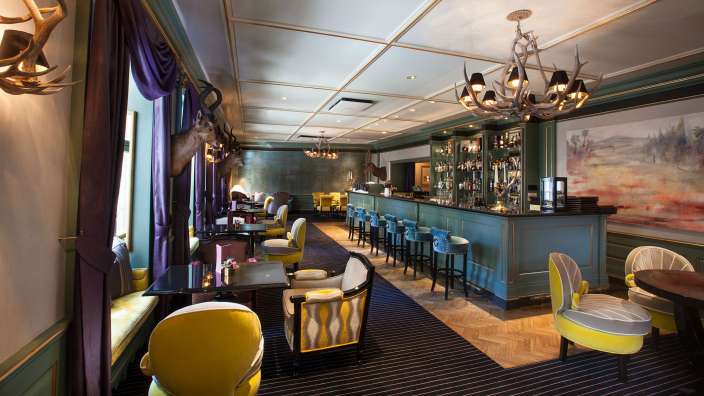 Ein Restaurant mit vielen Stühlen und Tischen und einer Bar