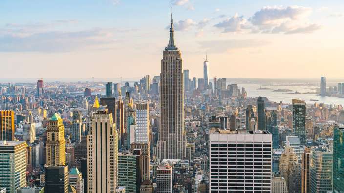 Die skyline von new york city mit dem empire state building im vordergrund