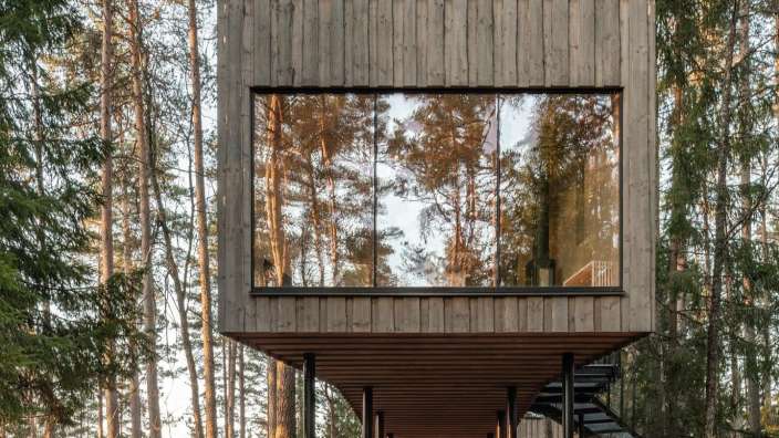 Ein kleines Holzhaus mit einer Treppe im Wald