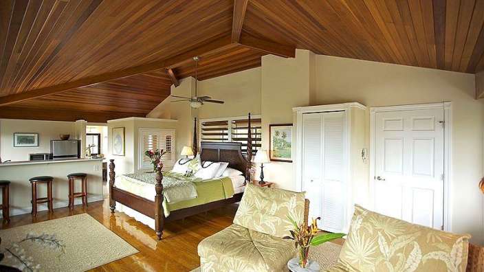 Ein Schlafzimmer mit einem Bett und einem Couchtisch