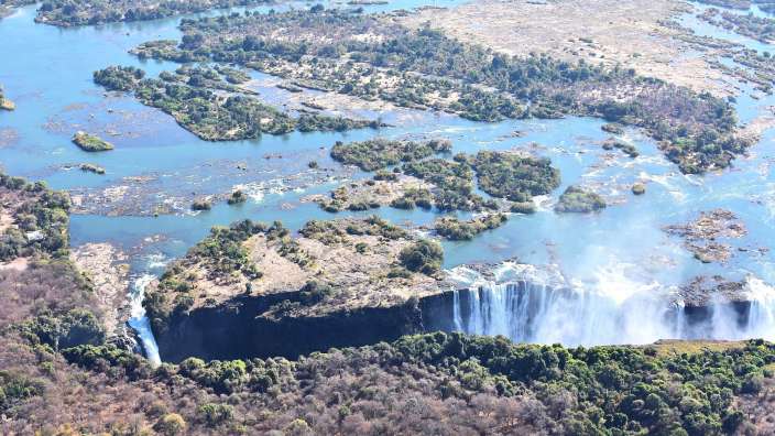 Eine Luftaufnahme eines Wasserfalls in einem Fluss