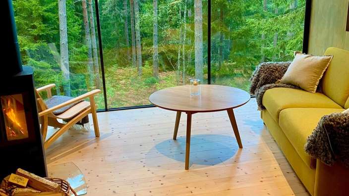 Ein Wohnzimmer mit einem Couchtisch und einem Kamin