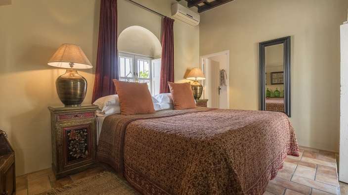 Ein Schlafzimmer mit einem Bett und zwei Lampen