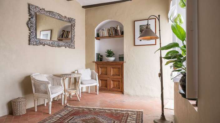 Ein Raum mit einem Tisch und Stühlen und einem Teppich