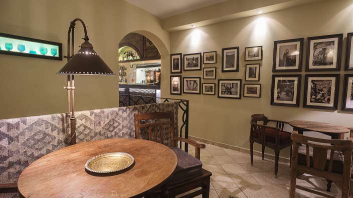 Ein Tisch und Stühle in einem Raum mit Bildern an der Wand