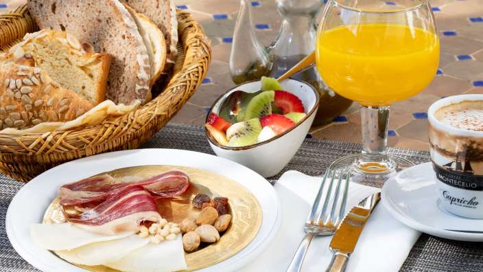 Auf einem tisch steht ein teller mit essen und einem becher mit capricchio