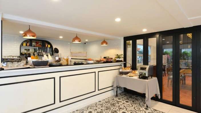 Ein Restaurant mit einer Bar und einem Tisch mit Essen darauf