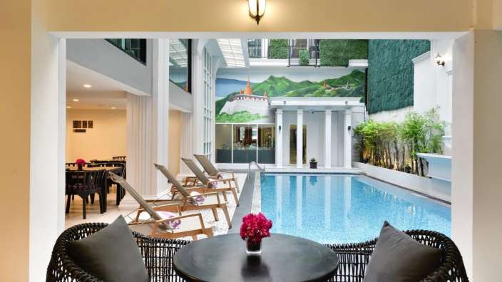 Ein Hotelzimmer mit Blick auf einen Swimmingpool