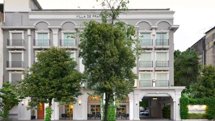 Ein graues und weißes Gebäude mit der Aufschrift villa de france