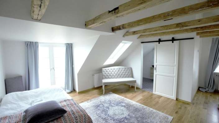 Ein Schlafzimmer mit einem Bett und einer Bank