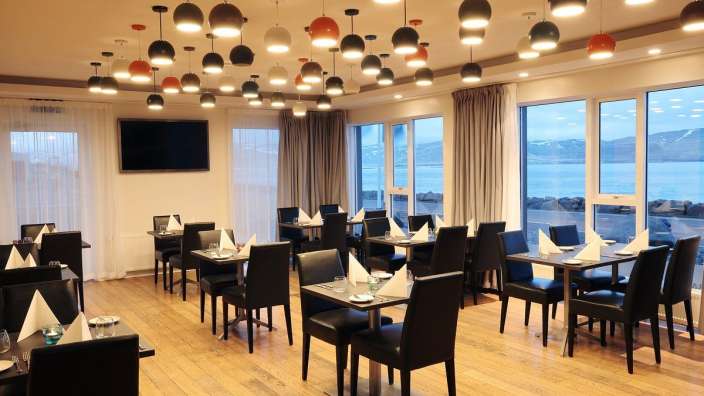 Ein Restaurant mit vielen Tischen und Stühlen