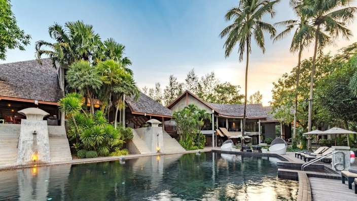 Ein großer Swimmingpool in der Nähe eines großen Hauses