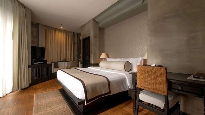 Ein Hotelzimmer mit einem Bett und einem Schreibtisch