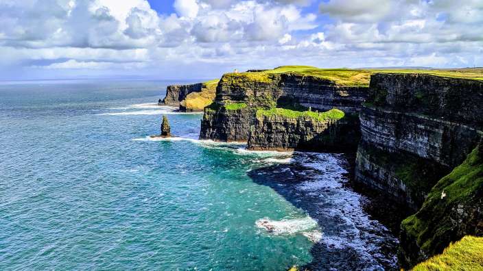 Eine Klippe mit Blick auf den Ozean und das Meer